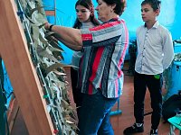 Школьники и учителя села Новая Красавка осваивают плетение маскировочных сетей