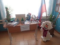 В преддверии Нового года в школе с. Невежкино прошел конкурс поделок и плакатов «Новогодний сюрприз»