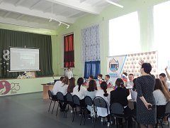 Сегодня в МБОУ СОШ №1 р.п. Лысые Горы активисты школы посредством телемоста пообщались с учениками СОШ г. Джанкой