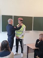 Инспектор по безопасности дорожного движения отделения ГИБДД МО МВД РФ «Калининский» провел профилактическую беседу с учениками школ райцентра