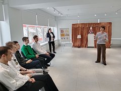 Девушки и юноши, приглашенные на литературный бал, закружились в вальсе 