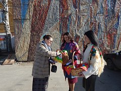 Сотрудники районной библиотеки угостили лысогорцев «жаворонками» 