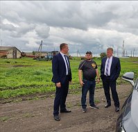 Сергей Фартуков вместе с заместителем министра сельского хозяйства области Алексеем Молчановым побывали в крестьянско-фермерском хозяйстве Виталия Логинова в селе Липовка