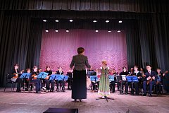 Во Дворцы культуры Лысых Гор женщинам подарили букет из прекрасных мелодий