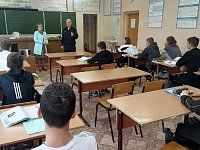 Инспектор по безопасности дорожного движения отделения ГИБДД МО МВД РФ «Калининский» провел профилактическую беседу с учениками школ райцентра