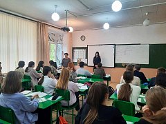 В Калининском и Лысогорском районах области полицейские проводят беседы с детьми на тему правовой ответственности несовершеннолетних