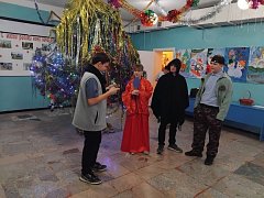 В школе поселка Яблочный дети, педагоги и родители провели новогодний вечер