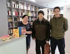 Лысогорцы подарили книги библиотеке