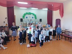 В МБОУ СОШ №2 р.п. Лысые Горы  4 А класс показал театрализованное представление «Дорожная азбука»