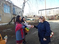 Сотрудники районной библиотеки угостили лысогорцев «жаворонками» 