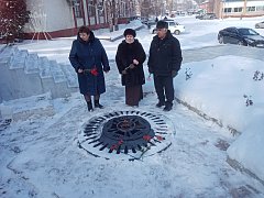Глава Лысогоркого района возложила цветы к памятнику участникам Великой Отечественной войны