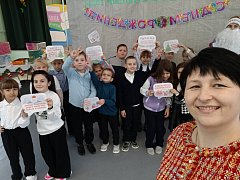 Ребята из Лысых Гор поздравили Деда Мороза с днем рождения