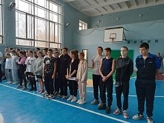 В товарищеском  матче по волейболу встретились учителя  и ученики из школы № 2  районного поселка Лысые Горы