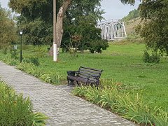 В парке Лысых Гор появились новые скамейки