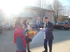 Сотрудники районной библиотеки угостили лысогорцев «жаворонками» 