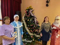 Сотрудники библиотеки села Чадаевка организовали эрудит-кофе «Новогодняя мозаика» 