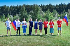 На стадионе Лысых Гор развернули огромный триколор