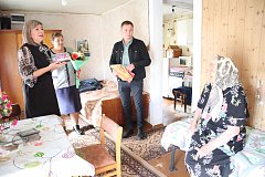 Глава района поздравила труженицу тыла из Барсучьего с юбилеем