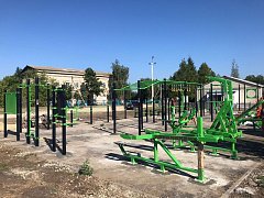 В с. Широкий Карамыш идет установка спортивной площадки