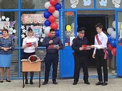 В Калининском и Лысогорском районах области участникам движения «Юный друг полиции» вручили сертификаты об окончании обучения