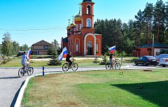 На стадионе Лысых Гор развернули огромный триколор