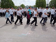 В школе № 2 Лысых Гор повели смотр строя и песни