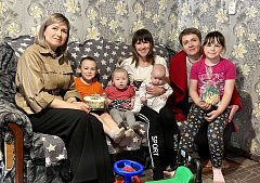 Накануне Международного дня семьи, который ежегодно отмечается 15 мая, в поселке Лысые Горы поздравили многодетную семью Сильковых.