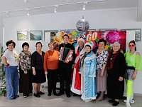 Лысогорские библиотекари предложили участникам клуба «Нескучный сад» ретро-вечеринку в стиле 90-ых