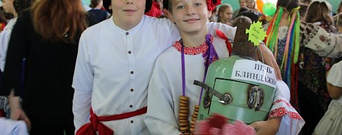 С большим размахом в Лысогорской школе №2 прошла первая благотворительная ярмарка