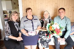 Глава района поздравила труженицу тыла из Барсучьего с юбилеем