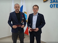 Участнику программы «Наши герои» вручили удостоверение ветерана боевых действий