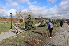 В Лысогорском районе продолжаются  субботники в рамках месячника по благоустройству, объявленного губернатором области Романом Бусаргиным.