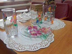 Во Дворце культуры Лысых Гор провели мастер-класс по росписи по стеклу