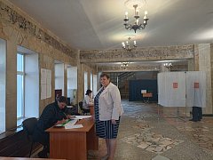 Участковые избирательные комиссии встречают первых голосующих