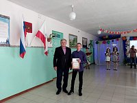 Глава Раздольновского МО А.Г. Каримов вручил десятиклассникам Николаю и Сергею Сабитовым благодарственные письма
