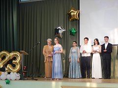 Беззаботной бабочкой улетело детство: в  МБОУ СОШ №1 р.п. Лысые Горы  прошел выпускной бал