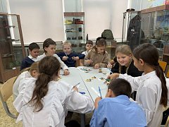 День Героев в Лысогорском районе: школьники чтят подвиги земляков