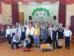 В МБОУ СОШ №2 р.п. Лысые Горы  4 А класс показал театрализованное представление «Дорожная азбука»