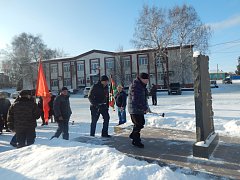В Лысых Горах возложили цветы к памятнику участникам локальных войн 