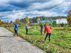  В парке Лысых Гор состоялся субботник