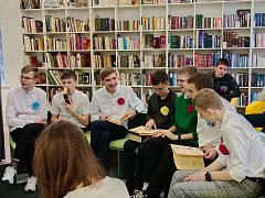 Девушки и юноши, приглашенные на литературный бал, закружились в вальсе 