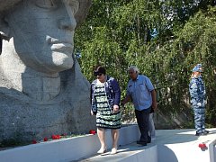 В Лысых Горах к памятнику воинам, погибшим в Великую Отечественную войну, возложили цветы