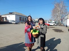 Сотрудники районной библиотеки угостили лысогорцев «жаворонками» 