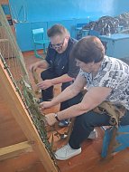 Школьники и учителя села Новая Красавка осваивают плетение маскировочных сетей